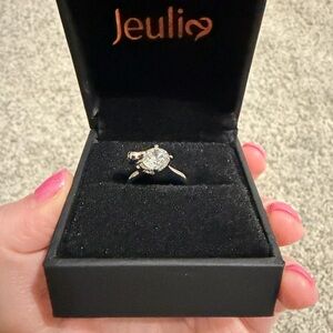 Jeulia Jewelry “Live in the Present” Ring